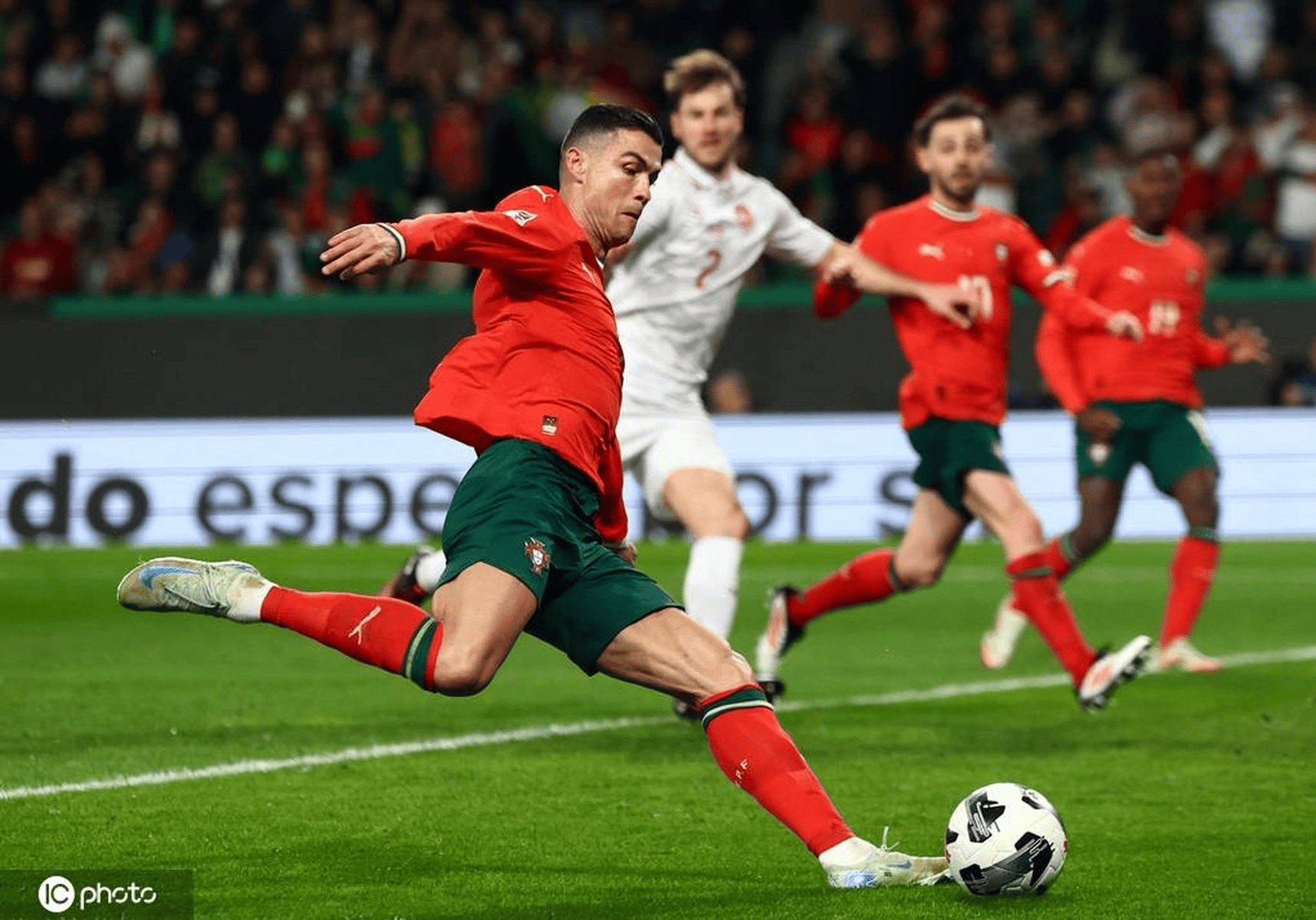 包含尤文图斯1-1萨索洛,C罗点球救主,助老妇人继续领跑意甲的词条 包含尤文图斯1-1萨索洛,C罗点球救主,助老妇人继续领跑意甲的词条